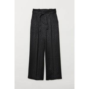Pantaloni cu pliuri in talie