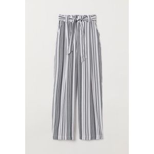 Pantaloni largi
