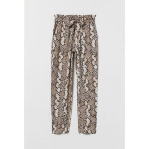 Pantaloni cu pliuri in talie