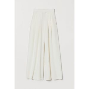 Pantaloni largi