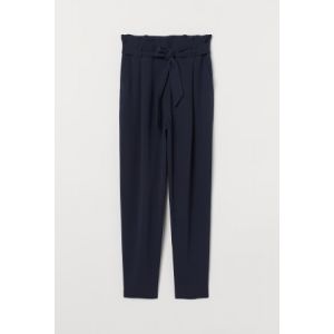 Pantaloni cu pliuri in talie