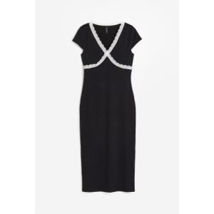 Rochie reiata cu bordura de dantela