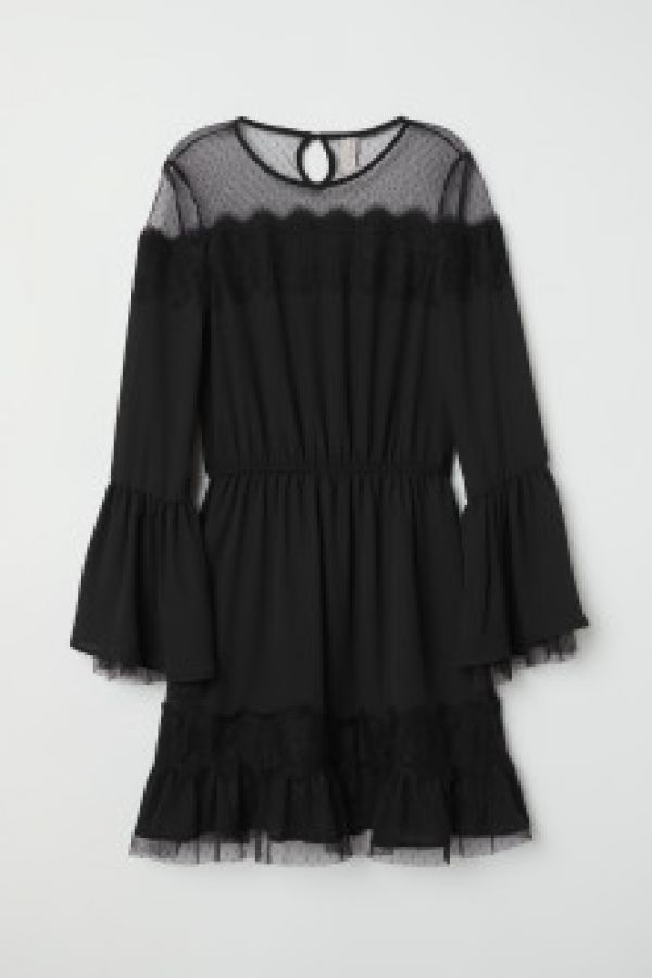  Rochie cu detalii de dantela